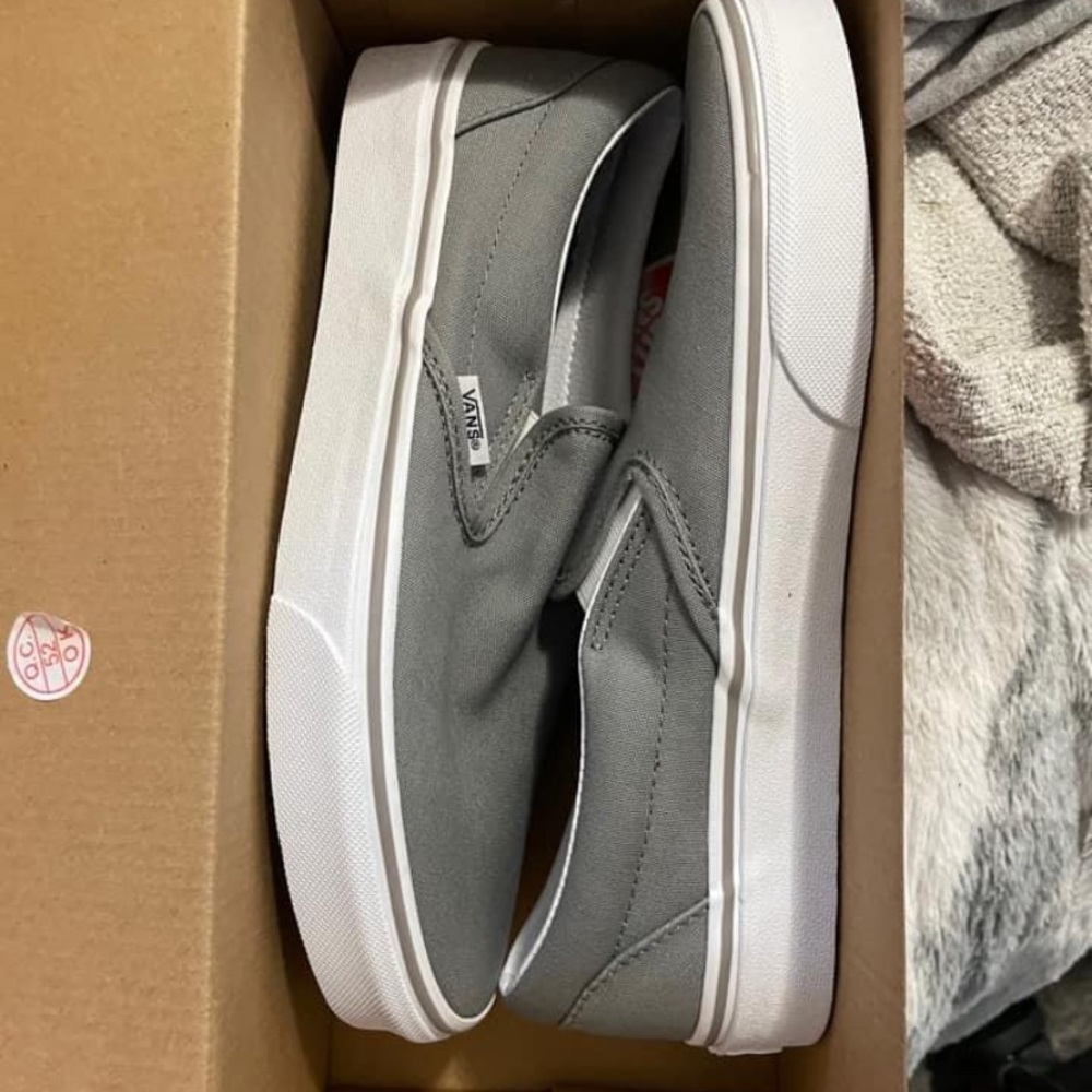 New vans worn once for a few minutes too big for me